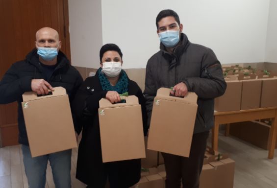 Solidarietà alimentare con la consegna di 100 pacchi