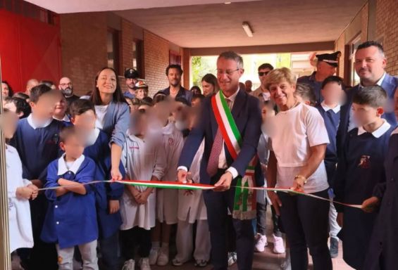 Taglio del nastro per la mensa della scuola Primaria