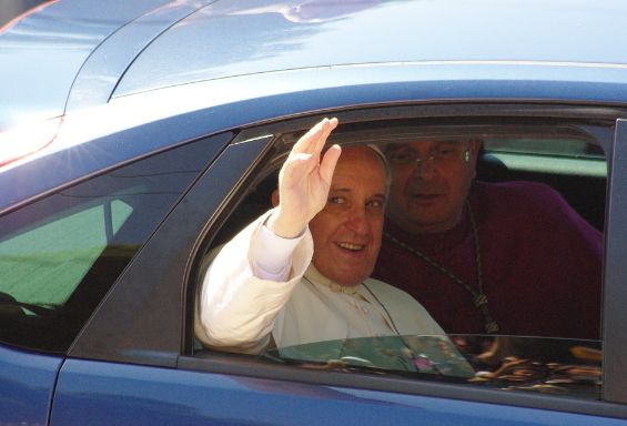 Papa Francesco arriva a Paliano
