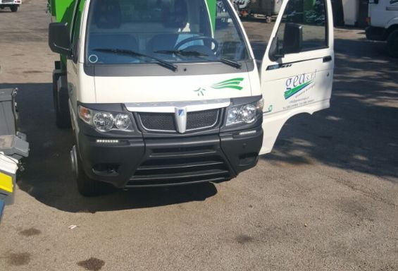 Primo porter elettrico per i rifiuti in uso nel paese