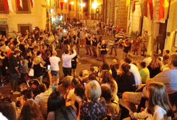 Il festival degli artisti di strada riempie la città.