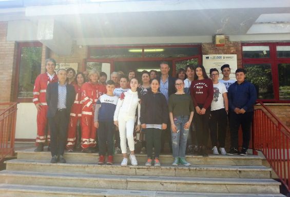 La Croce Rossa dona un defibrillatore alla scuola