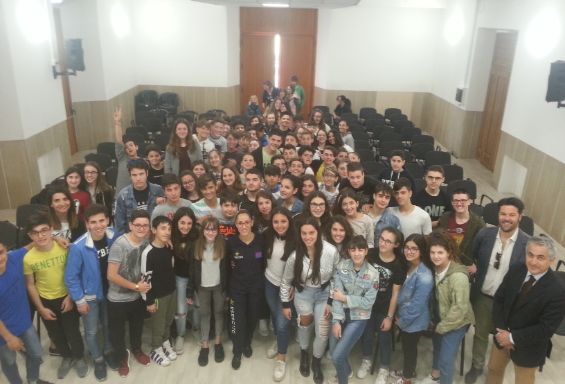 “I giovani incontrano i campioni”: la maratoneta Laila Soufyane tra i ragazzi dell'Istituto Comprensivo.