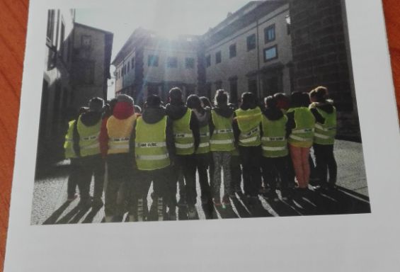Gli studenti guidano i genitori nella visita del paese