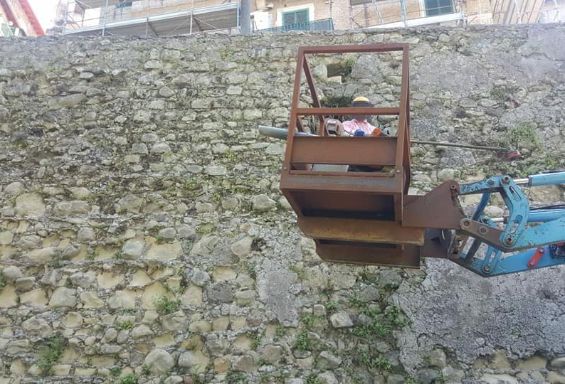 Nuova pulizia per le mura di via Giacomo Lisia