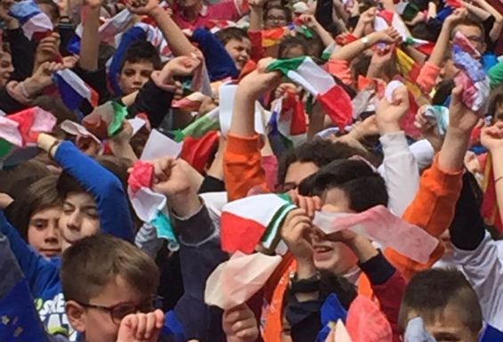 I bambini della scuola al grido di "RISPETTO".