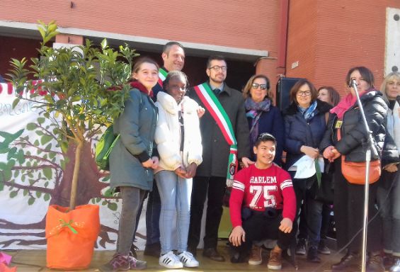L'amministrazione Alfieri e gli studenti dell'Istituto Comprensivo in piazza contro le mafie.
