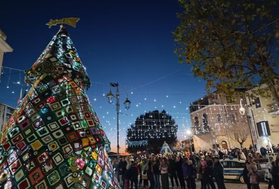 Inaugurate le originali decorazioni natalizie