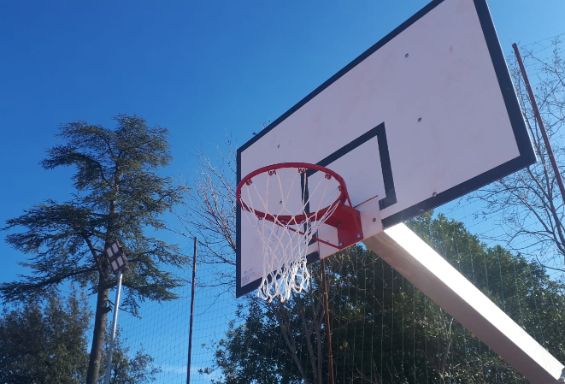 Ripristinati i canestri di basket nel parco Willy
