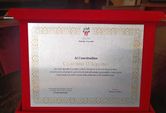 Una targa di riconoscimento a Claudio D'Aquino