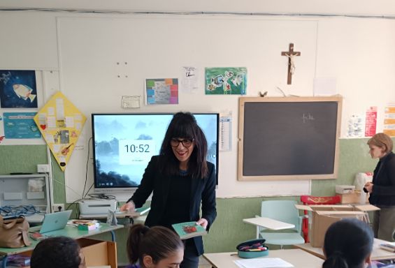 IL Vicesindaco Adiutori consegna il libro "Partigiane" agli studenti